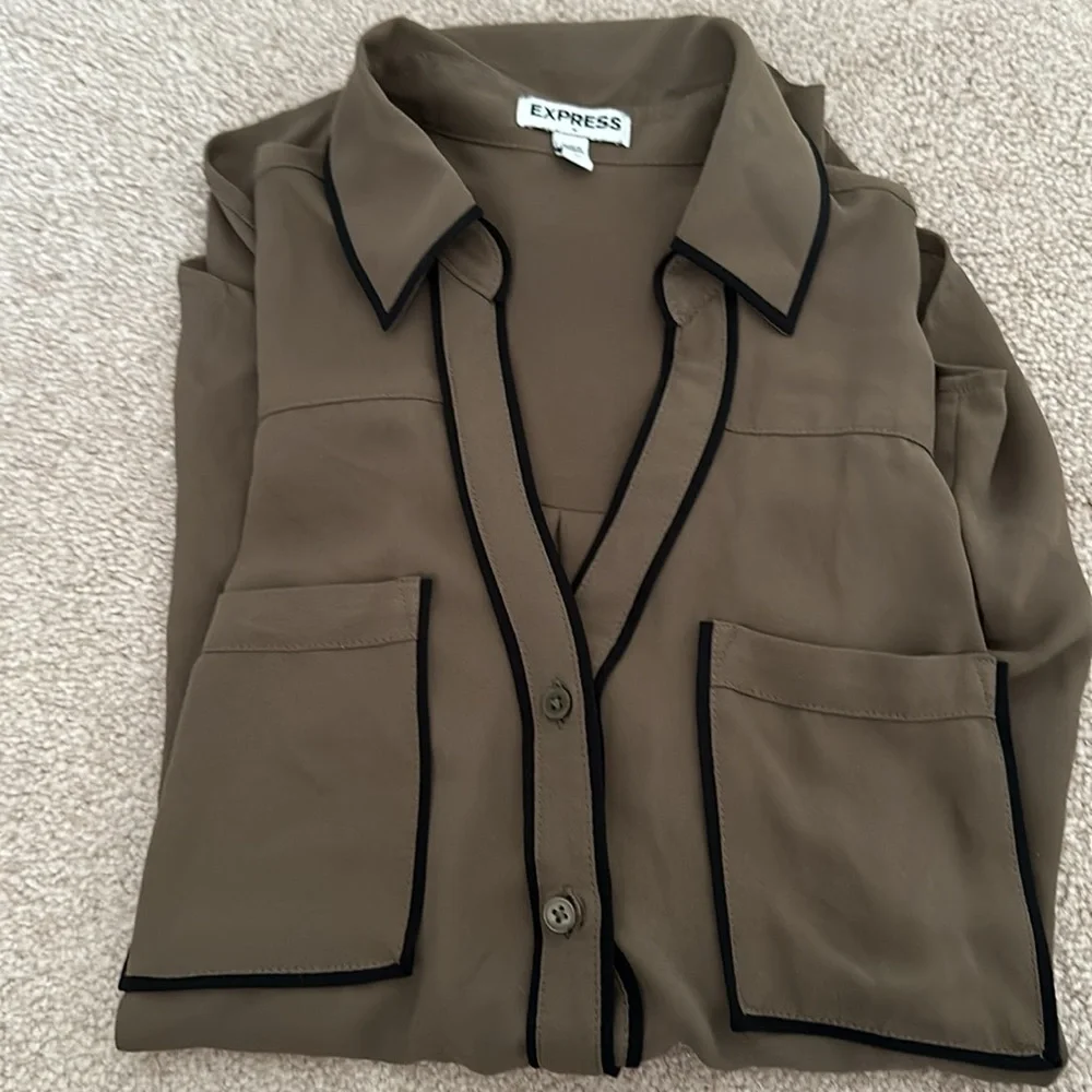 Express button down - Picture 3 of 3